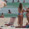 Cristiana Oliveira foi à praia ao lado da filha, Rafaella