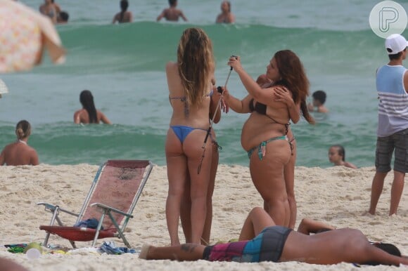 Cristiana Oliveira foi à praia ao lado da filha, Rafaella