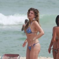 Cristiana Oliveira usa biquíni em dia de praia e mostra boa forma aos 51 anos