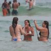 Cristiana Oliveira tomou banho de mar ao lado da filha, Rafaella, e de amigas
