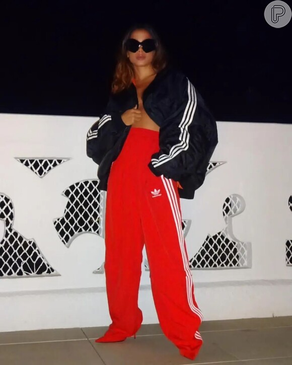 Anitta usou casaco sem nada por baixo e chamou atenção nas redes sociais