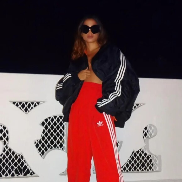 Anitta usou casaco sem nada por baixo e chamou atenção nas redes sociais