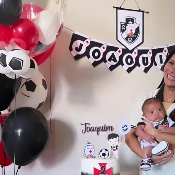 Viviane Araujo e o filho, Joaquim, posam juntos em 'mesversário' do pequeno