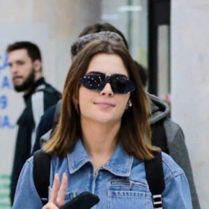 Jade Picon escolheu uma calça jeans do tipo wide leg