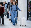 A influenciadora e atriz Jade Picon escolheu a trend total jeans para aerolook