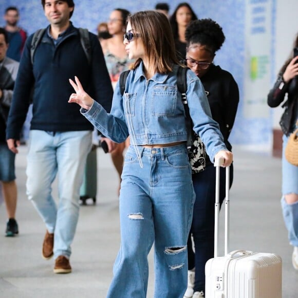 Calça jeans com cintura alta e lavagem destroyed deixou look de Jade Picon mais descolado