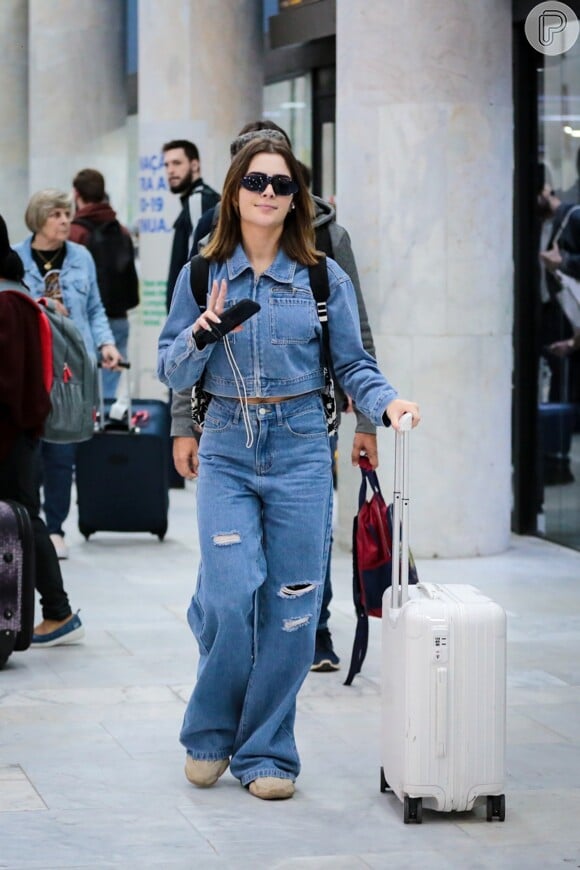 O look all jeans de Jade Picon é perfeito para quem quer viajar em um mood confortável e fashion