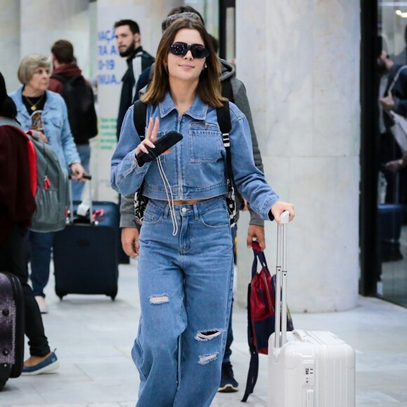 O look all jeans de Jade Picon é perfeito para quem quer viajar em um mood confortável e fashion