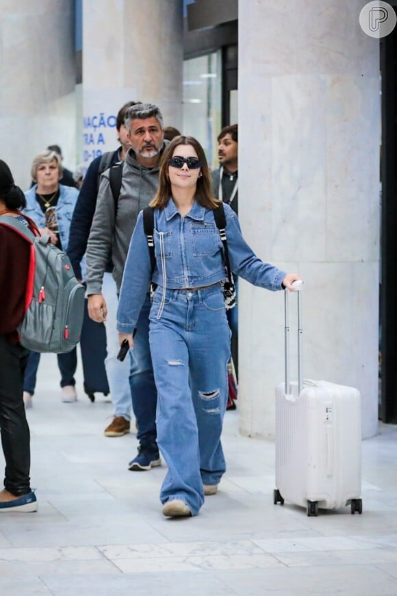 Jaqueta jeans e calça wide leg jeans se combinaram no look de Jade Picon