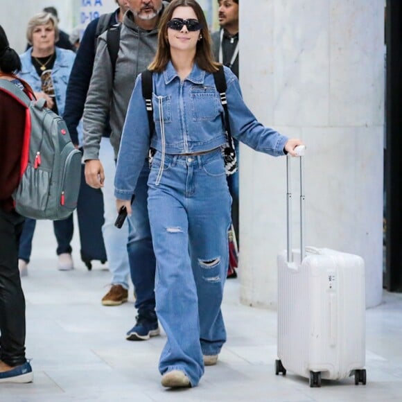 Jaqueta jeans e calça wide leg jeans se combinaram no look de Jade Picon
