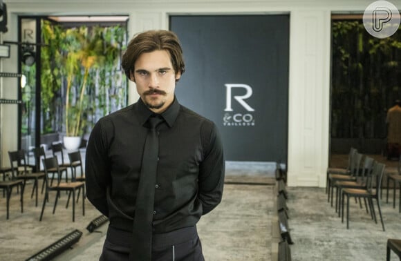 Nicolas Prattes interpreta o garçom vingativo Diego na novela 'Todas as Flores'