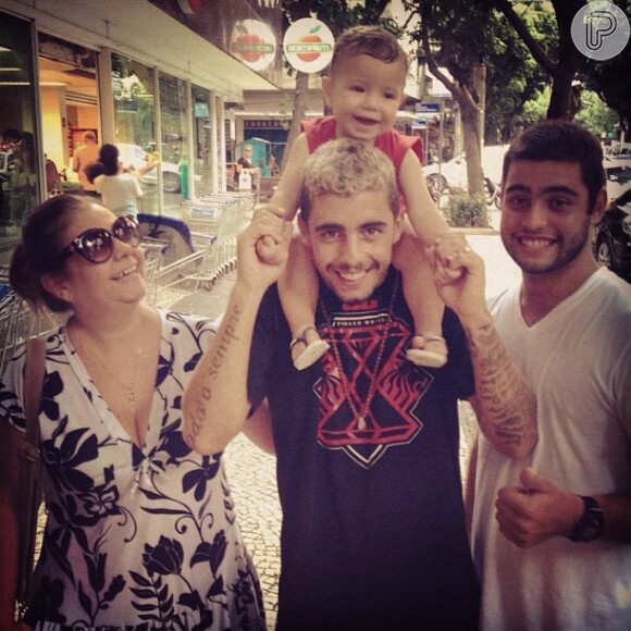 Dom passeia com a família do pai pelas ruas do Rio abrindo um sorrisão, em março de 2013