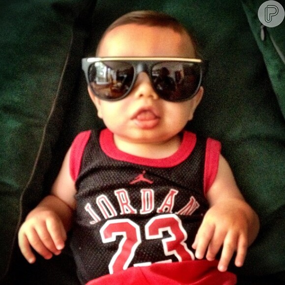 Dom posa estiloso com camisa de time de basquete e óculos para foto no Instagram, em dezembro de 2013