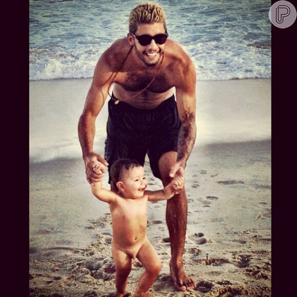 Nos seus primeiros passeios na praia, Dom brinca sem fraldas com o pai, em março de 2013