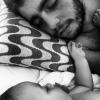 Pai e filho: Dom dorme com Pedro e a dupla é flagrada por Piovani, em dezembro de 2012