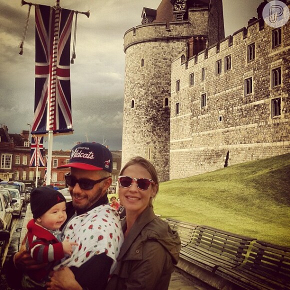 Dom posa com os pais durante a sua primeira viagem internacional, a Londres, em julho de 2012