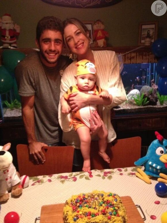Luana e Pedro posam com Dom na festa de 9 meses do pequeno, em dezembro de 2012