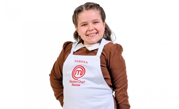 Masterchef Júnior: Teresa tem 9 anose quer surpreender os chefs com seus pratos decorados, coloridos e criativos. Tem um porquinho da sorte no bolso.