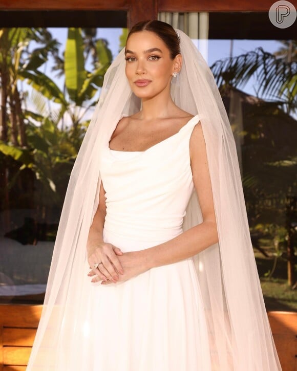 Ma Tranchesi escolheu um vestido minimalista e clean para seu casamento com Rodrigo Klamt