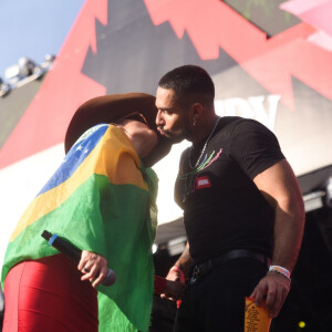 Maraisa e Bil Araújo deram um selinho em frente ao público durante o show da cantora