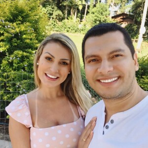 Marido de Andressa Urach fez uma série de publicações apontando a sogra como a responsável pelos transtornos psicológicos da Miss Bumbum