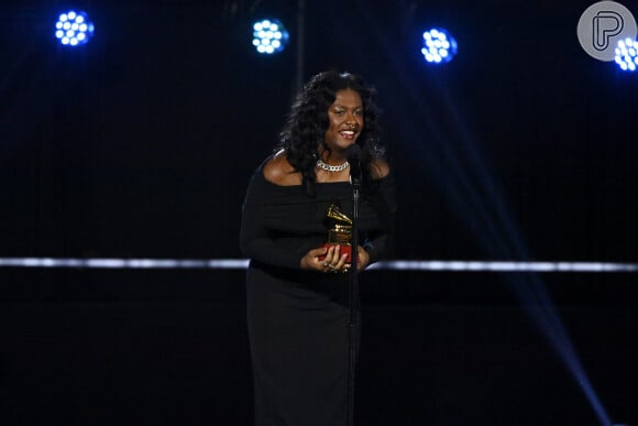 Vestido Balenciaga preto com decote ombro a ombro foi escolha de Liniker, ganhadora do Grammy Latino 2022 de Melhor Álbum de MPB