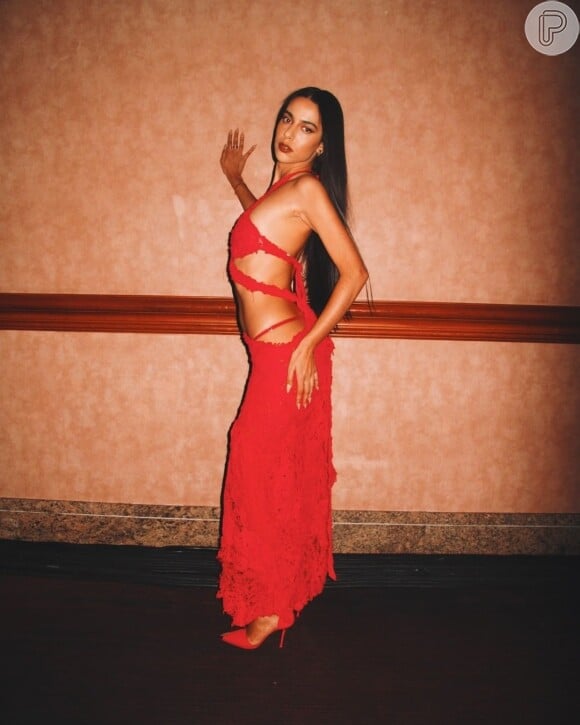 Vestido longo vermelho rico em recortes foi escolha de Marina Sena para look no Grammy Latino