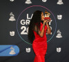Vestido vermelho sereia com cintura marcada e decote alto foi escolha de Ludmilla, vencedora do Grammy Latino de Melhor Álbum de Samba/Pagode