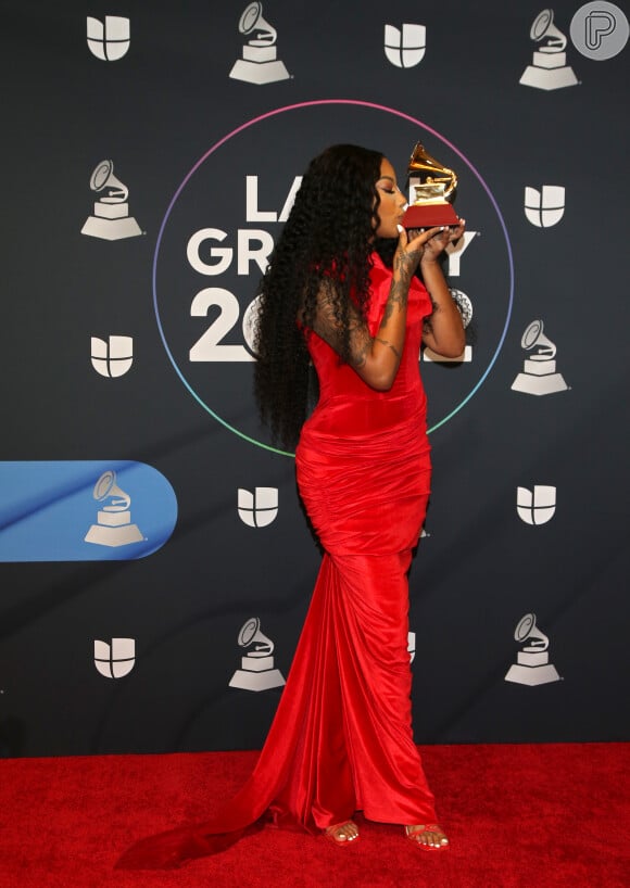 Vestido vermelho sereia com cintura marcada e decote alto foi escolha de Ludmilla, vencedora do Grammy Latino de Melhor Álbum de Samba/Pagode