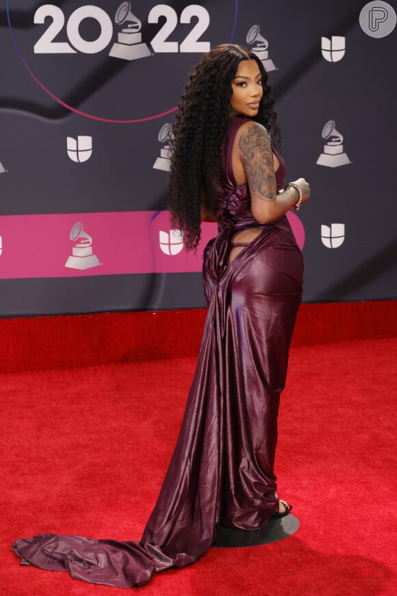 Vestido metalizado em tom roxo foi a escolha de Ludmilla no red carpert do Grammy Latino 2022