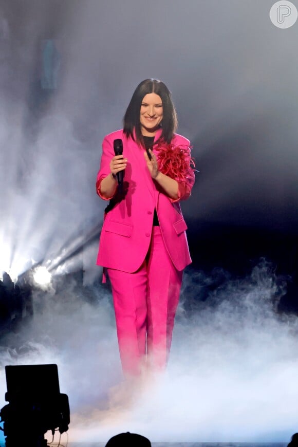 Rosa dominou o conjunto usado por Laura Pausini para apresentar o Grammy Latino 2022
