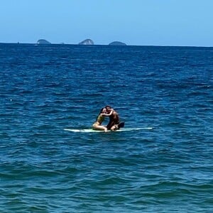 Larissa Manoela e André Luiz Frambach aproveitaram a praia após o fim dos trabalhos