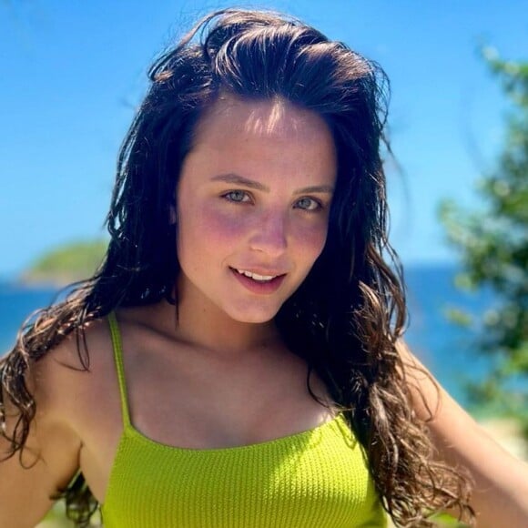 De biquíni, Larissa Manoela exibiu o corpo sarado nas redes sociais