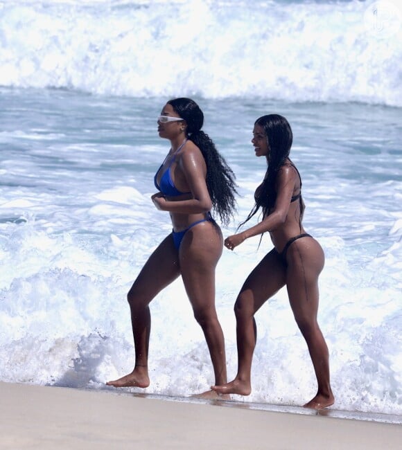Ludmilla e a mulher, Brunna Gonçalves, exibiram ótima forma física na praia