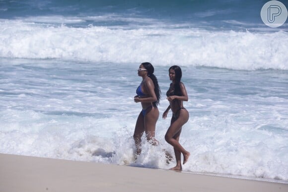 Ludmilla e Brunna Gonçalves se refrescaram no mar juntas