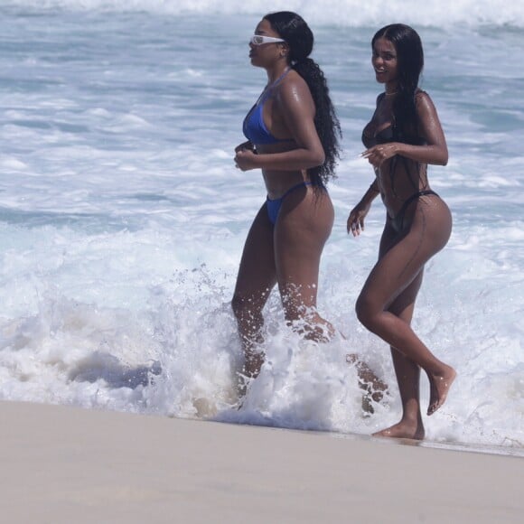 Ludmilla e Brunna Gonçalves se refrescaram no mar juntas