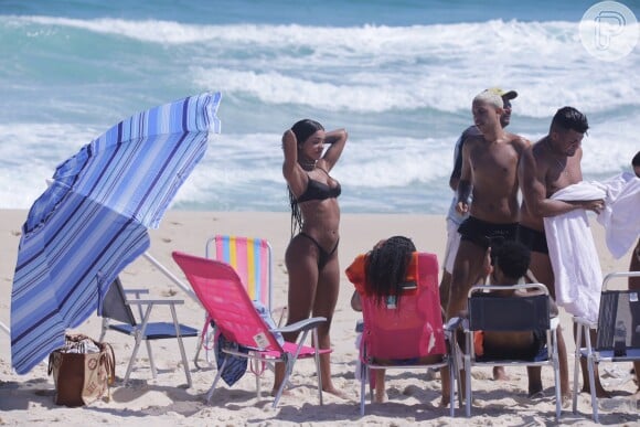 Ludmilla e a mulher, Brunna Gonçalves, estavam acompanhadas por amigos na praia