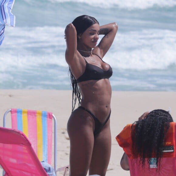 Ludmilla e a mulher, Brunna Gonçalves, estavam acompanhadas por amigos na praia