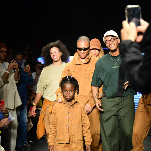 Giovanna Ewbank destacou a importância de Bless desfilar no Dia da Consciência Negra: 'Um dia 20 de novembro de muitas emoções! Eu poderia falar sobre dor mas escolhi falar sobre potência nesse dia da consciência negra'