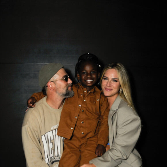 Giovanna Ewbank e Bruno Gagliasso não esconderam o lado coruja após estreia de Bless na passarela da SPFW