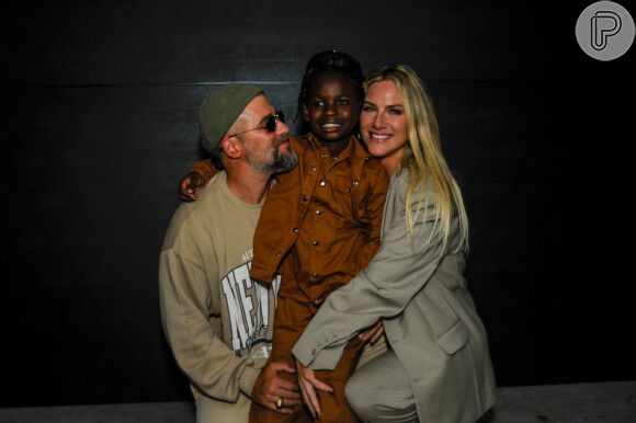 Bless posa no colo do pais, Giovanna Ewbank e Bruno Gagliasso, depois de desfile na SPFW