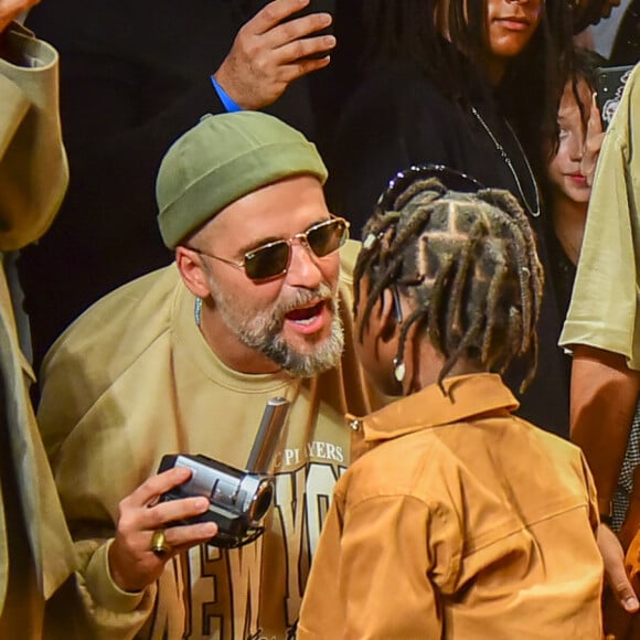 Bless, filho de Bruno Gagliasso e Giovanna Ewbank, ganha carinho do pai ao desfilar na SPFW