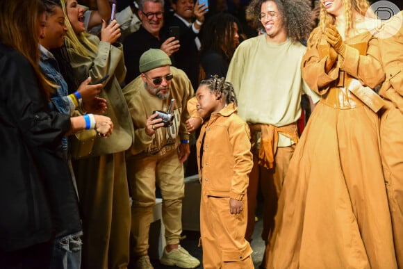 Bruno Gagliasso tieta o filho Bless na SPFW: menino fez estreia nas passarelas aos 7 anos