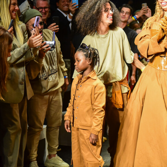 Filho de Giovanna Ewbank estreia na SPFW aos 7 anos e apresentadora faz relato comovente: 'Lindo e emocionante'