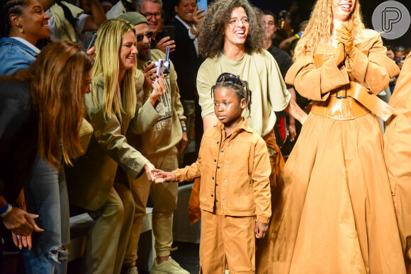 Giovanna Ewbank e Bruno Gagliasso assistiram o desfile na primeira fila e tietaram Bless na passarela