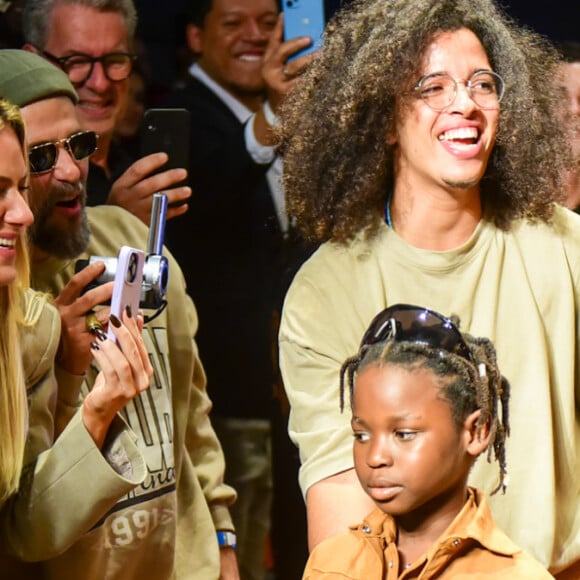 Giovanna Ewbank e Bruno Gagliasso assistiram o desfile na primeira fila e tietaram Bless na passarela