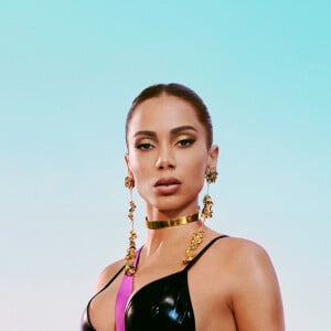 Anitta usa sandália coral com salto plataforma discreto e amarração