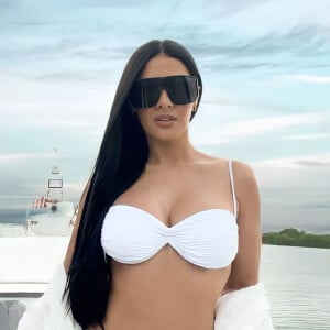 Simaria surgiu poderosa em foto exibindo seu corpo em um biquíni branco