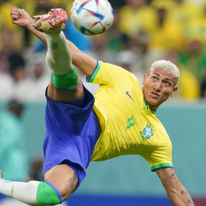 A Seleção Brasileira estreou na Copa do Mundo no Catar nesta quinta-feira (24) e um nome mobilizou todas as atenções: Richarlison