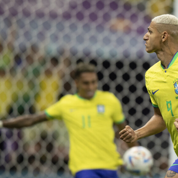 Richarlison marcou o primeiro gol no segundo tempo. Ele aproveitou um rebote em chute de Vinicius Júnior e abriu o placar ao acertar a bola na rede com um chute quase de canela